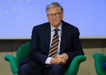 Bill Gates Warns of AI Boom’s Dot-Com Bubble Risks