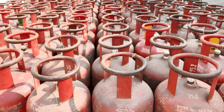 LPG Crisis Cripples India’s Restaurants: Delivery Stocks Plunge Amid Gas Crunch