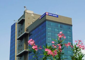 HDFC Bank Falls to 52-Week Low as ₹4 Lakh Crore Vanishes in 2026